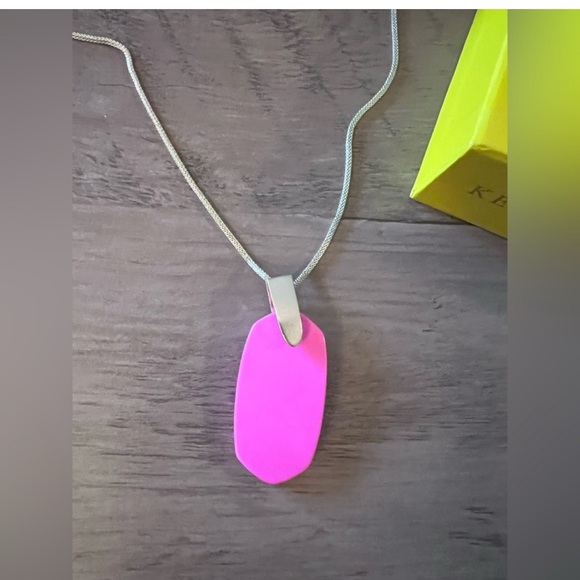 Kendra Scott Fuchsia Pendant Necklace with Gold Chain. Inez adjustable chain EUC - Picture 6 of 11